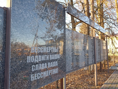 Братская могила советских воинов, погибших в боях с фашистскими захватчиками в 1943 году. Захоронено 64 человека, имена установлены. Скульптура советского воина с венком.