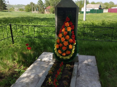 Братская могила советских воинов, погибших в боях с фашистскими захватчиками в 1943 году. Обелиск..